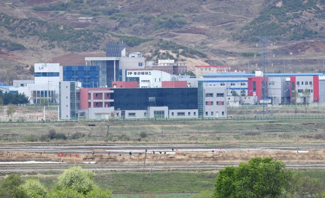 Khu công nghiệp chung Kaesong nhìn từ Paju, Hàn Quốc ngày 24/4. (Nguồn: AFP/TTXVN)