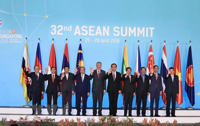 Prime Minister Nguyen Xuan Phuc (the fourth from left) and other ASEAN leaders at the 32nd ASEAN Summit