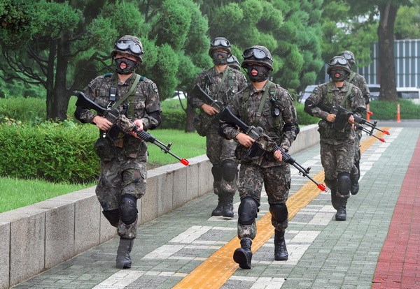 Binh sỹ Hàn Quốc tham gia cuộc tập trận chống khủng bố ở Seoul. (Nguồn: AFP/TTXVN)