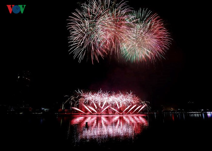 Spectacular displays get Danang Int'l Fireworks Festival off to a bang