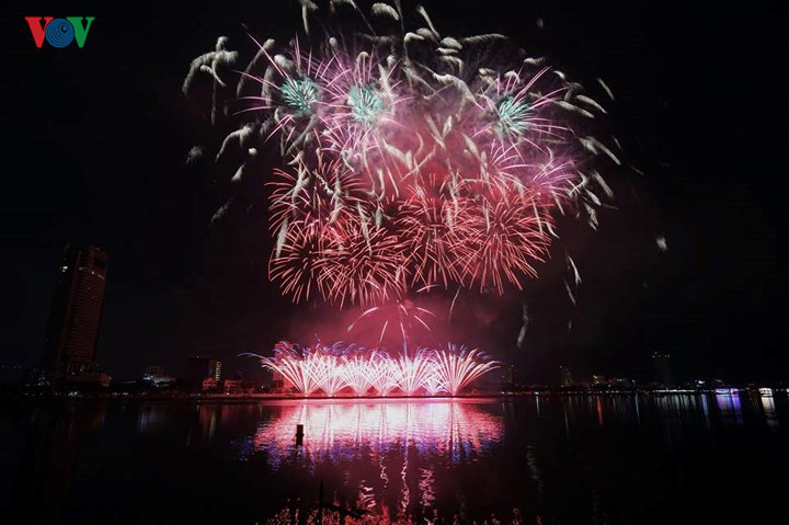   This year, the Da Nang team uses nearly 4,000 high-altitude fireworks of various types.