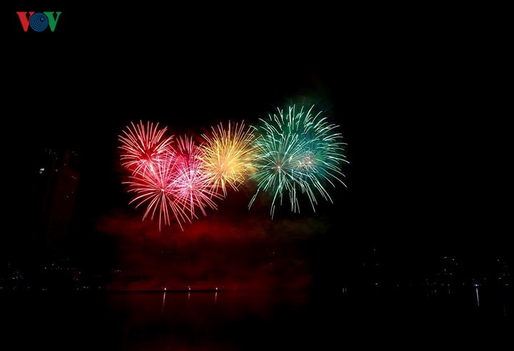   Following are some photos of the fireworks displays by the Da Nang and Polish teams. The festival will run till the end of June.