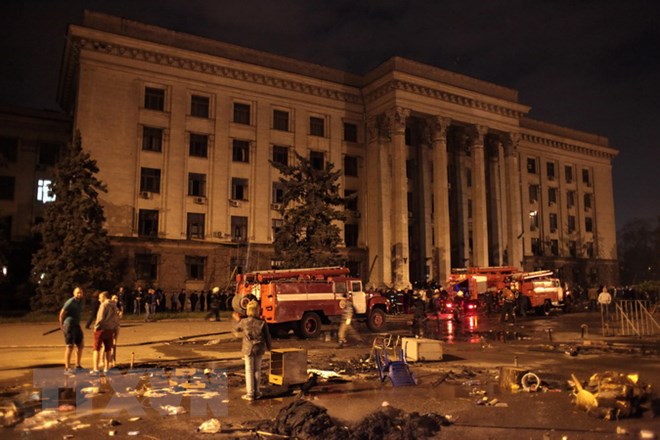 Lính cứu hỏa nỗ lực dập lửa cháy tại tòa nhà Công đoàn ở Odessa tối 2/5/2014. (Nguồn: AFP/TTXVN)