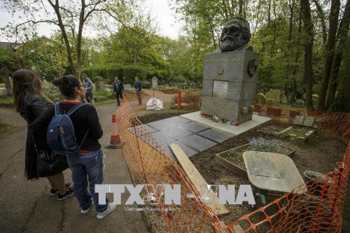 Người dân viếng mộ của lãnh tụ Karl Marx tại London, Anh. Ảnh: THX/TTXVN