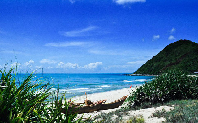   The crystal blue water and intact beach entice a lot of visitors to Quan Lan island.