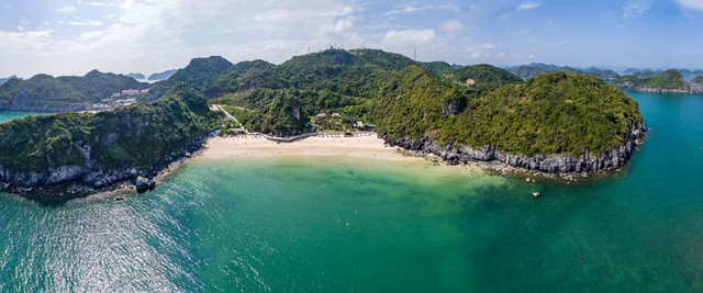   With cool climate and fresh air, Cat Ba has recently become a popular tourist destination.