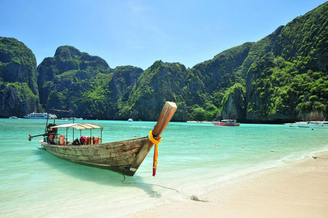   Cat Co 1 and Cat Co 2 beaches are located next to mountain cliffs and close to the sea, popular to tourists thanks to its white sands and crystal water. In recent time, Cat Ba has become a must-visit destination in northern Vietnam.