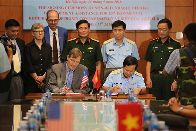 Lt. Gen. Le Huy Vinh, Commander of the Air Defence – Air Force Service (R) and Michael Greene, Mission Director for USAID/Vietnam inked the document to start a project on dioxin remediation in the Bien Hoa airport.