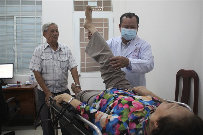 A doctor treats a patient at a rural health clinic in Đồng Nai Province. Read more at http://vietnamnews.vn/society/425655/dong-nai-forges-ahead-in-rural-healthcare.html#dpkwG3DGx45X5w8Y.99