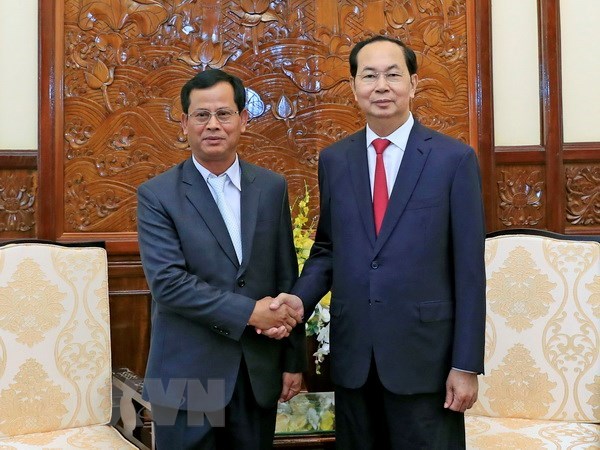 President Tran Dai Quang (R) receives Lao Deputy Minister of Public Security Kongthong Phongvichit 