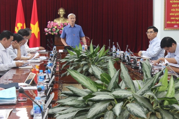 (ĐN) – On May 15, Secretary Nguyen Phu Cuong of Dong Nai provincial Party Committee had a working session with departments, agencies and Sonadezi Corp on converting Bien Hoa 1 industrial park into the urban-service-trading area.