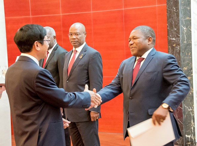 Vietnamese Ambassador Le Huy Hoang presents credential letter to Mozambican President Filipe Nyusi (R)