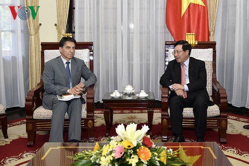 Deputy Prime Minister and Foreign Minister Pham Binh Minh congratulated Greek Ambassador Ioannis E. Raptakis on undertaking his official task in Vietnam at a reception for him in Hanoi on May 16.