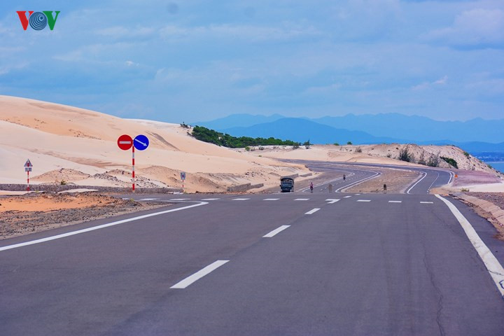   The white sand dunes or BauTrang in BacBinh district, BinhThuan province is another ideal destination for tourists.