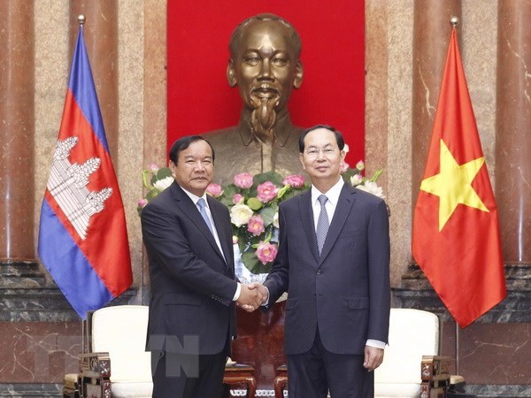 President Tran Dai Quang (R) receives Cambodian Minister of Foreign Affairs and International Cooperation Prak Sokhonn