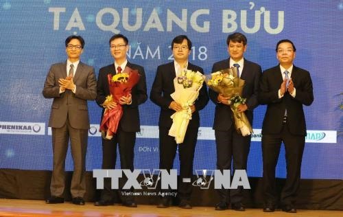 Deputy Prime Minister Vũ Đức Đam (left) and Minister of Science and Technology Chu Ngọc Anh (right) congratulate three Tạ Quang Bửu Award 2018 winners.