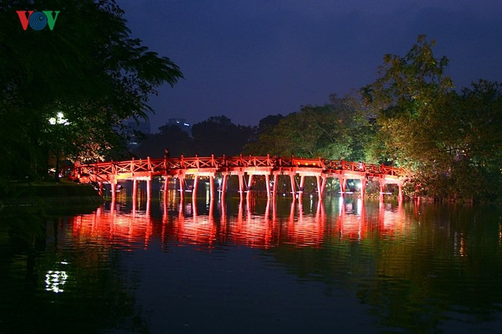 The Huc Bridge on Hoan Kiem Lake is a beautiful construction that connects the shore of the lake to the small island which is home to Ngoc Son Temple. The bridge has been repeatedly broken and rebuilt over its long history.