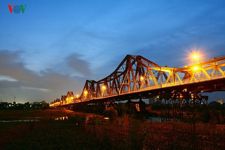 Long Bien Bridge was designed by world renowned engineer Gustave Eiffel, who was also the designer of the famous Eiffel Tower in Paris. It was constructed between 1899 and 1902 and first opened to traffic in 1903. The steel structure has become an iconic structure of Hanoi throughout the ups and downs of history.