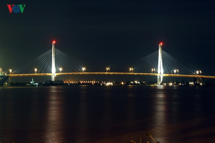 Binh Bridge is a cable-stayed bridge across the Cam River connecting Haiphong city to Thuy Nguyen district. The construction was begun in 2002 and completed in 2005.
