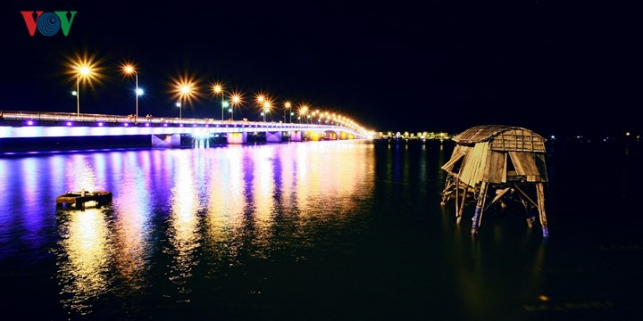 Nhat Le Bridge over the Nhat Le River in Quang Binh province was built in 2002. It is equipped with eye-catching lights.