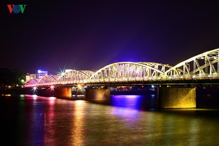 Truong Tien Bridge has become a romantic symbol of the ancient capital of Hue. In 1897, the French Resident Superior in Central Vietnam - Levecque – assigned Eiffel of France (known for the Eiffel Tower in Paris) to design and build the Truong Tien Bridge. The construction was completed in 1899. To date, the bridge has connected the banks of the Perfume River for 114 years and it is even older than the historic bridge of Long Bien in Hanoi (1899-1902).