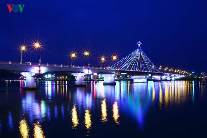 Han River Bridge is one the most famous, symbolising Danang’s renovation process. In the middle of the night, traffic is stopped from crossing the Han River Bridge and it swings on its axis to allow shipping vessels to pass along the river.