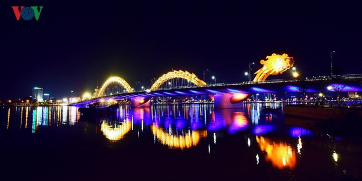 Cau Rong (Dragon) Bridge on the Han River in Danang features 166 metres of curved steel in the shape of a giant fire-breathing dragon flying towards the East Sea. With its unique aesthetic and creative characteristics, the bridge won the Diamond Award at the 2014 Engineering Excellence Awards (EEA) in the structural systems category.  After opening to traffic in March 2013, the Dragon Bridge has become a symbol of Danang and a key tourist attractions.