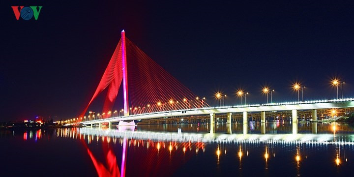 Tran Thi Ly Bridge is in the shape of a sail on the Han River. Construction was started in April 2010. It is 731 meters long, 34.5 meters wide, and had a total investment of more than VND1.7 trillion. The bridge has emerged as a must-see feature of Da Nang and is an ideal place for visitors who like taking souvenir photos during their stay in the city