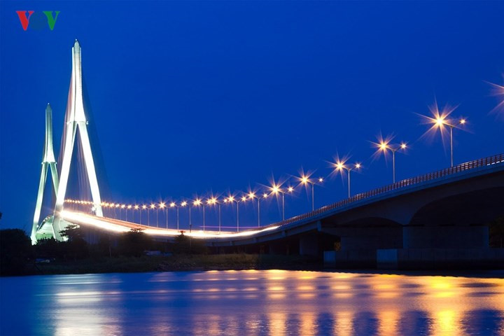 Can Tho is a cable-stayed bridge over the Hau (Bassac) River - the largest distributary of the Mekong River in the southern city of Can Tho. The bridge has six lanes measuring 23 meters in width, with 4 lanes for traffic and two for pedestrians. Inaugurated in 2010, at 550 meters, Can Tho Bridge is the longest main span bridge in Southeast Asia, with a construction cost of VND4.842 trillion (roughly US$342.6 million), making it the most expensive bridge in Vietnam.