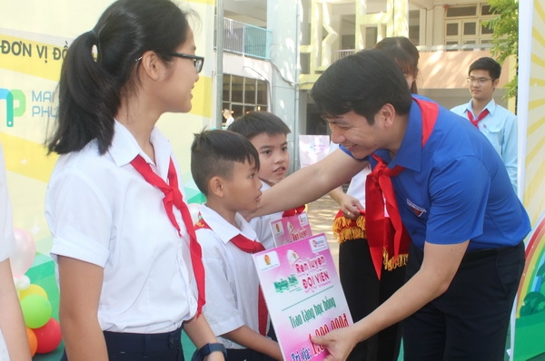 Đồng chí Nguyễn Ngọc Lương, Bí thư Ban chấp hành Trung ương Đoàn trao học bổng cho học sinh có hoàn cảnh khó khăn