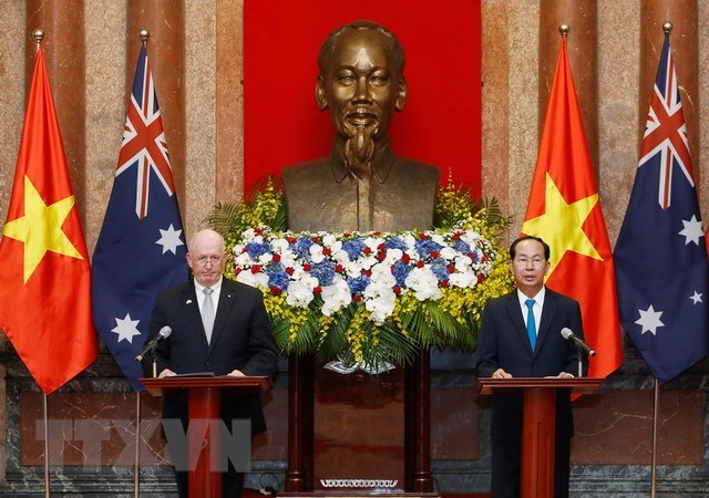 President Tran Dai Quang (right) and Australian Governor-General Peter Cosgrove meet with the press following their talks on May 24