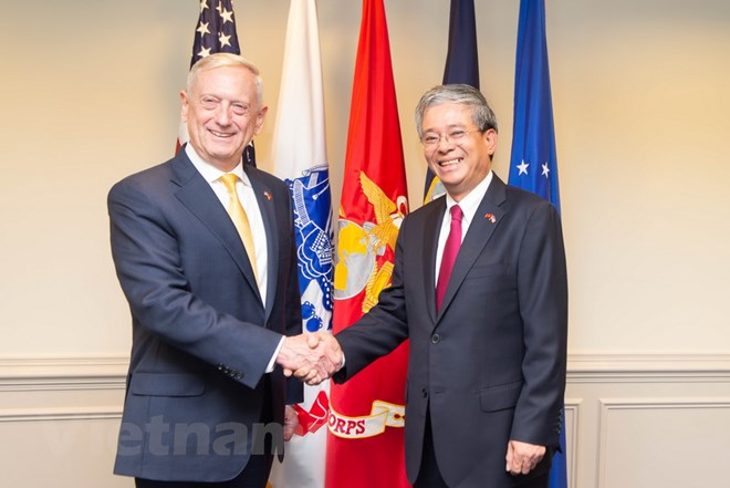 Đại sứ Phạm Quang Vinh hội kiến Bộ trưởng Quốc phòng James Mattis. (Ảnh: Đoàn Hùng/Vietnam+)