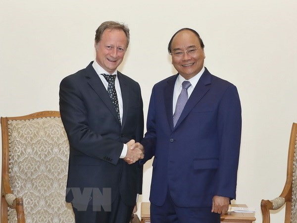 Prime Minister Nguyen Xuan Phuc (R) receives Ambassador Bruno Angelet, head of the EU Delegation to Vietnam, on May 28.