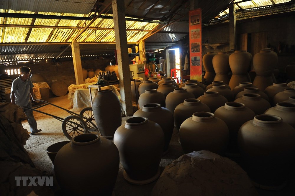 Exploring Gia Thuy pottery village