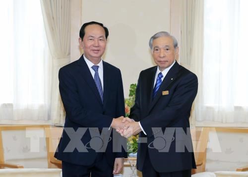 President Tran Dai Quang (left) and Gunma prefecture’s Governor Masaaki Osawa. 