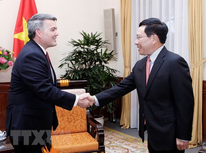 Deputy Prime Minister and Foreign Minister Pham Binh Minh (R) receives Senator Cory Gardner, Chairman of the Subcommittee on East Asia, the Pacific and International Cybersecurity Policy, on May 28