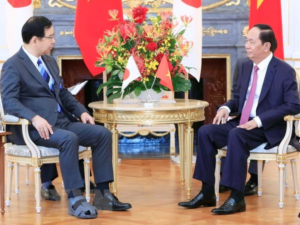 President Tran Dai Quang (R) and Chairman of the Japanese Communist Party Kazuo Shii