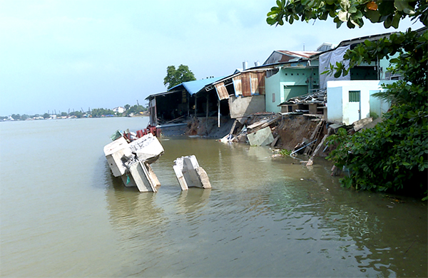 Thấp thỏm vì chợ Tân Hạnh bị sạt lở
