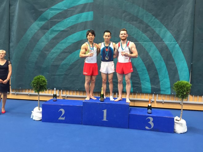 Vietnamese gymnast Le Thanh Tung (middle) claimed a gold medal at the World Challenge Cup 2018 (Source: baomoi.com)