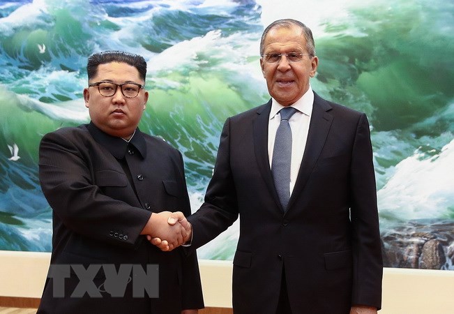 Ngoại trưởng Nga Sergei Lavrov (phải) và nhà lãnh đạo Triều Tiên Kim Jong Un tại cuộc gặp ở Bình Nhưỡng ngày 31/5. (Nguồn: AFP/TTXVN)