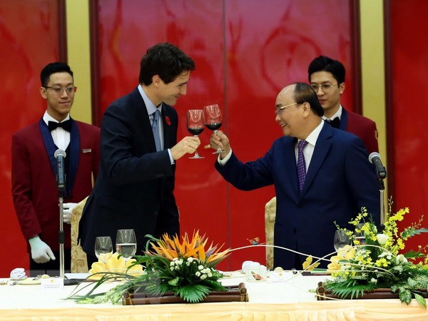 Prime Minister Nguyen Xuan Phuc (R) and Canadian Prime Minister Justin Trudeau in November 2017