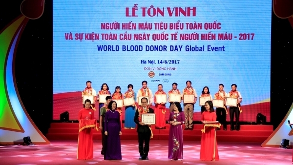 Outstanding blood donors of 2017 praised at a ceremony in Hanoi on June 14, 2017 (Photo: nihbt.org.vn)