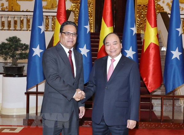  Prime Minister Nguyen Xuan Phuc (R) shakes hands with Micronesian Speaker of the Congress Wesley W. Simina 