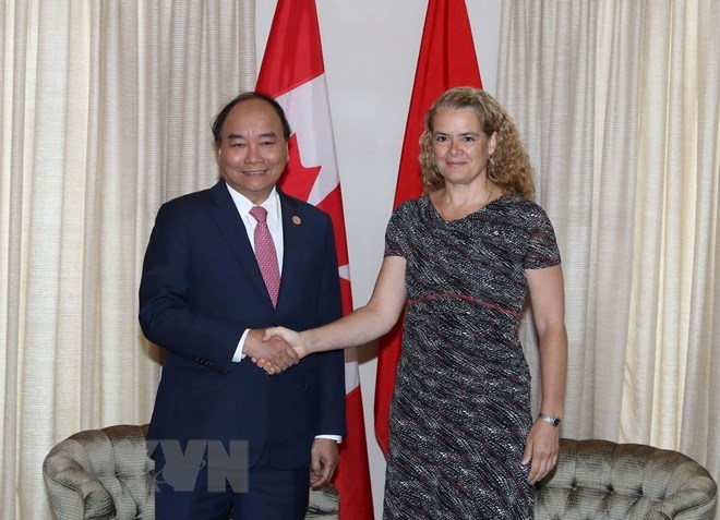 PM Nguyen Xuan Phuc shakes hands with Governor General of Canada Julie Payette