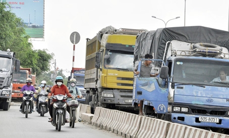 Tài xế mở cửa xe bất ngờ khiến nhiều phương tiện phải cảnh giác để tránh bị tai nạn.