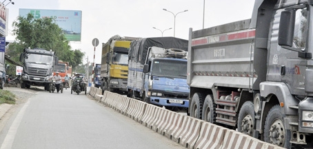 Hàng loạt xe tải đậu hàng dài bên đường trên quốc lộ 51, đoạn qua TP.Biên Hòa để tài xế vào các quán cơm.