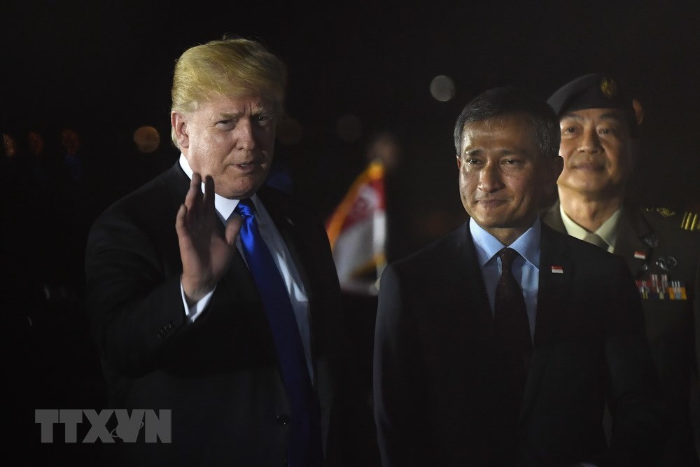 Ngoại trưởng Singapore Vivian Balakrishnan (thứ 2, phải) đón Tổng thống Mỹ Donald Trump (trái) tại sân bay không quân Paya Lebar của Singapore ngày 10/6. (Nguồn: AFP/TTXVN)