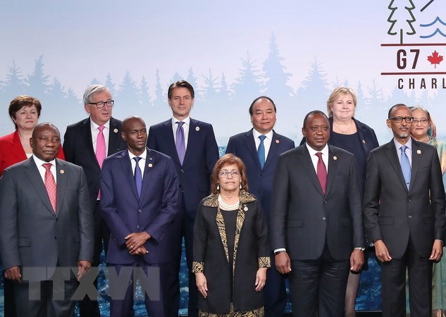 Prime Minister Nguyen Xuan Phuc (third, right, second line) and delegates to G7 Summit and G7 Outreach Summit. 