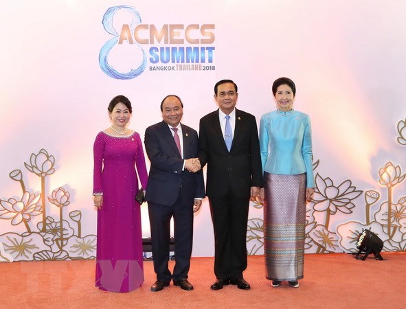 Vietnamese Prime Minister Nguyen Xuan Phuc (second from left) and his Thai counterpart Prayuth Chan-o-cha (third from left)