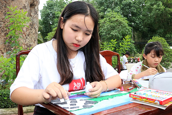 Gần 300 học sinh tham gia hội thi kể chuyện, vẽ tranh hè